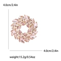 Dettaglio della spilla a ghirlanda con strass con misura 4,0 cm e peso di 15,2 g - Stile Ghirlanda di Spiga di Grano (4604-PK) / Rosa