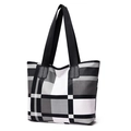 Große Shopper-Tasche mit schwarz-weißem Karomuster und Griffen aus Kunstleder - Schwarz-Weiß Kariert