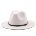 Détail du chapeau fedora en feutre blanc avec bord plat et ruban noir à boucle argentée - M (56-58cm) / Blanc Pur