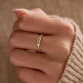 Dettaglio anello argento S925 con zircone verde rettangolare e placcatura in oro - US 6 / verde oliva