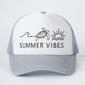 Cappellino trucker grigio e bianco con stampa Summer Vibes e motivi di sole e tartaruga - Regolabile / Grigio