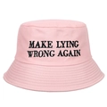 Roze katoenen vissershoed met zwart Make Lying Wrong Again borduursel op wit decor - Roze
