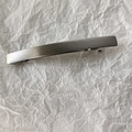 Gedetailleerd zicht op de lange minimalistische haarklem van geborstelde zilverlegering - Zilver