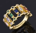 Bague ouverte plaquée or avec zircons arc-en-ciel colorés dans un design échelle creux - Bague en zircon coloré à triple rangée