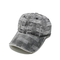 Detailansicht der verwaschenen Jeans-Baseballkappe mit Karomuster und Fransenkanten - M (56-58cm) / Grau