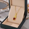 Collar con colgante Pi Xiu dorado con piedra roja gota en caja de joyas vintage - Dorado