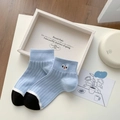 Hellblaue Strickloden mit Streifentextur und Cartoon-Augen-Stickerei-Details - Hellblaue Augen Stickerei
