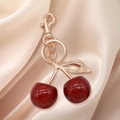 Porte-clés cerise rouge pailleté avec feuille dorée sur fond en soie beige élégant - Cerise Or Rose