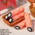 Gros plan de gaufrettes fraise miniatures en résine de 3cm pour loisirs créatifs et coques - Bâton de Chocolat - Rose Pâle - Crème Blanche
