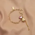 Bracelet chaîne asymétrique doré avec perle baroque violette et fermoir à bascule - Chaîne Métallique de Mode