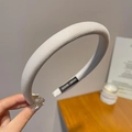 Serre-tête rembourré beige avec texture en tissu tissé et détail d'étiquette fait main - Style Mince Blanc