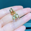 Pendientes de aro dorados con piedra ojo de gato y colgantes de pétalos rosas - Cola de Pez Rosa