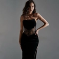 Elegantes schwarzes Samt- und Spitzenkleid mit Neckholder und hohem Seitenschlitz - S / Schwarz