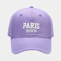 Détail d'une casquette en coton lilas avec broderie blanche PARIS en relief 3D - Mauve Clair