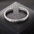 Retro zilveren open armband voor heren met gedetailleerd floraal reliëf op metaal - Antiek Zilver