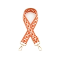 Vue détaillée de la bandoulière tisée à motifs géométriques avec fermoirs dorés - Quincaillerie Dorée / Orange