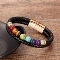 Dettaglio macro del bracciale in pelle intrecciata con perle chakra e chiusura magnetica - 21cm / Oro-Stile A