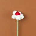 Fiore di Natale fatto a mano all'uncinetto in lana rossa e bianca con stelo verde - Fiore a Sbuffo - Petali Bianchi Centro Rosso