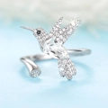 Macro-opname van een verstelbare kolibri-ring met sprankelende zirkonia-inleg - Verstelbaar Open / Witgoud