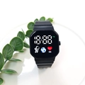 Primer plano de reloj digital LED cuadrado negro con icono de astronauta - Negro