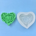 Grüne Herz-Rosen-Seife neben weißer Silikonform auf einem sauberen blauen Hintergrund - Groß / Weiß