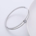 Dettaglio macro del bracciale in acciaio inossidabile argento con doppia fila di cristalli - Color Acciaio