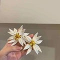 Boucles d'oreilles fleurs blanches élégantes avec cœur perlé et tiges en argent - Style Pétale Perlé (58#) / Blanc