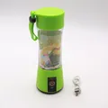 Dettaglio dello spremiagrumi elettrico verde con cavo USB bianco e manuale incluso - Verde / 6 Lame