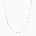 Elegante collana iniziale dorata con pendente rettangolare su una catena sottile - Lettera D