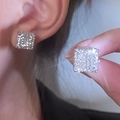 Elegantes pendientes cuadrados de plata con circonitas brillantes usados por una modelo - Cuadrado Lleno de Strass - Blanco K (N-625)