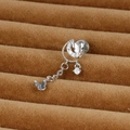 Détail macro d'une boucle d'oreille lune et papillon argentée avec pampille et zircon - Y25048-7 Argent (Lune papillon avec frange)