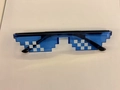 Blaue transparente Pixel-Sonnenbrille im Thug Life Meme-Stil für lustige Partys - Integriertem Nasensteg / Dunkelblau (Zweireihig)