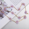 Elegante cadena dorada con flores de cristal morado y cuentas sobre fondo de revista lifestyle - 1 Metro/Paquete / Amatista