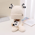 Dettaglio del morbido peluche color crema e motivo panda sul set invernale bimbi - Panda Bianco