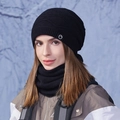 Conjunto de invierno con gorro de punto negro y bufanda cálida con parche de montaña - Set de 2 piezas / Negro