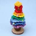 Sapin de Noël au crochet arc-en-ciel fait main avec pompons et base en bois - Sapin de Noël Arc-en-Ciel (Base en Bois)
