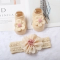 Dettaglio del set fascia in pizzo beige e calzini con delicati fiori rosa applicati - Fiore in Tessuto Beige/Rosa