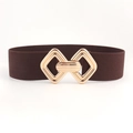 Détail de la boucle géométrique dorée sur ceinture élastique marron pour femme - Style élastique / Café