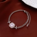 Détail du pendentif en zircon carré sur une chaîne argentée et tissu en soie - Bracelet (Argent)