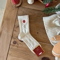 Weiße Strick-Weihnachtssocken mit feiner roter Blumenstickerei und gewelltem Rand - Milchweiß Blumenstickerei