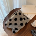 Dettaglio della trousse in sherpa grigio a pois neri con chiusura a zip dorata - Grigio a pois neri