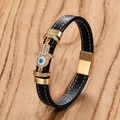 Dettaglio del bracciale in pelle nera con ciondolo mano di Hamsa dorata e occhio blu - Stile J (Mano di Fatima Oro)