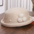 Gros plan du béret en laine beige avec ruban en résille et détails de pompons blancs - M (56-58cm) / Beige Mixte