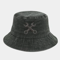 Détail de la broderie de clé plate sur le bob en jean délavé pour mécanicien - M (56-58cm) / Vert Militaire