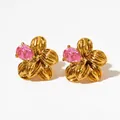 Boucles d'oreilles fleur dorées avec pétales texturés et cristaux zircons roses - Or Zircon Rose (KDE2143)