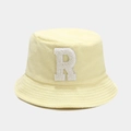 Détail d'un chapeau bob jaune pâle avec écusson lettre R en chenille et tissu bouclétte - M (56-58cm) / Jaune Clair