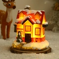 Détail d'une maison de Noël miniature lumineuse sur socle en bois avec effets de neige - 9x7.5x11cm / Style B-2