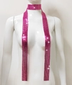 Detailweergave van een roze metalen mesh sjaalketting op mannequin met glinsterend effect - Rozerood Aluminium Pailletten