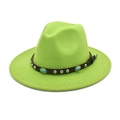 Détail du chapeau fedora en feutre vert avec rivets turquoise sur cuir noir - Vert Fruit