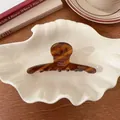 Pince à cheveux artisanale en acétate écaille de tortue sur un plateau en coquillage - Caramel Ambré